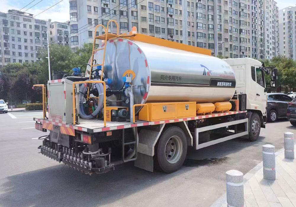 10噸重汽豪沃智能瀝青灑布車(chē)