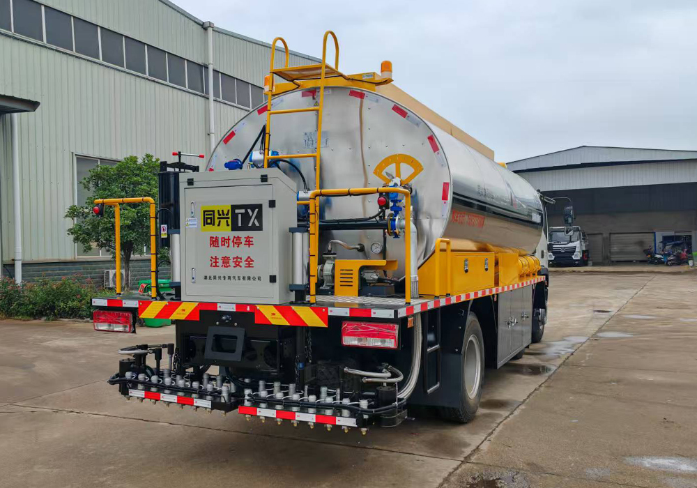 15方福田三軸（輔機(jī)）智能瀝青灑布車(chē)